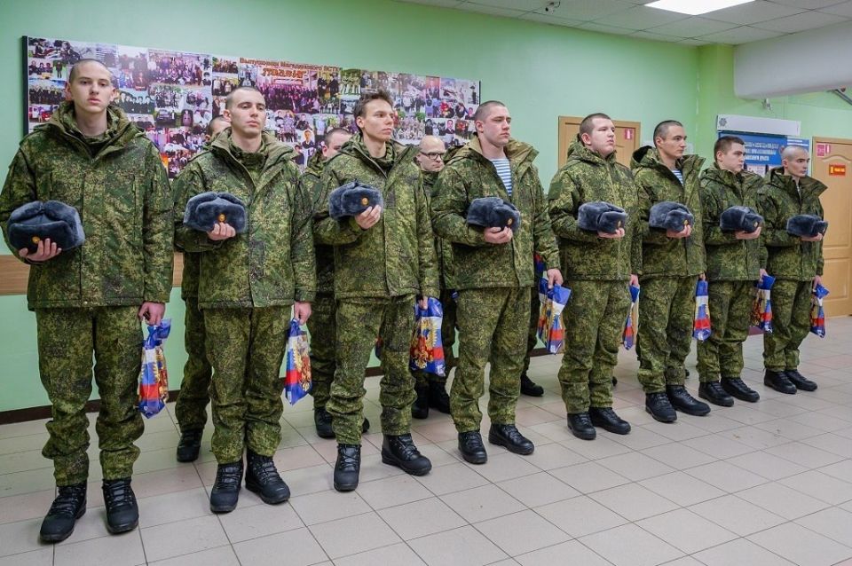 Еще одну группу новобранцев в рамках осеннего призыва-2025 проводили сегодня из Магаданского военного спортивно-технического центра «Подвиг»