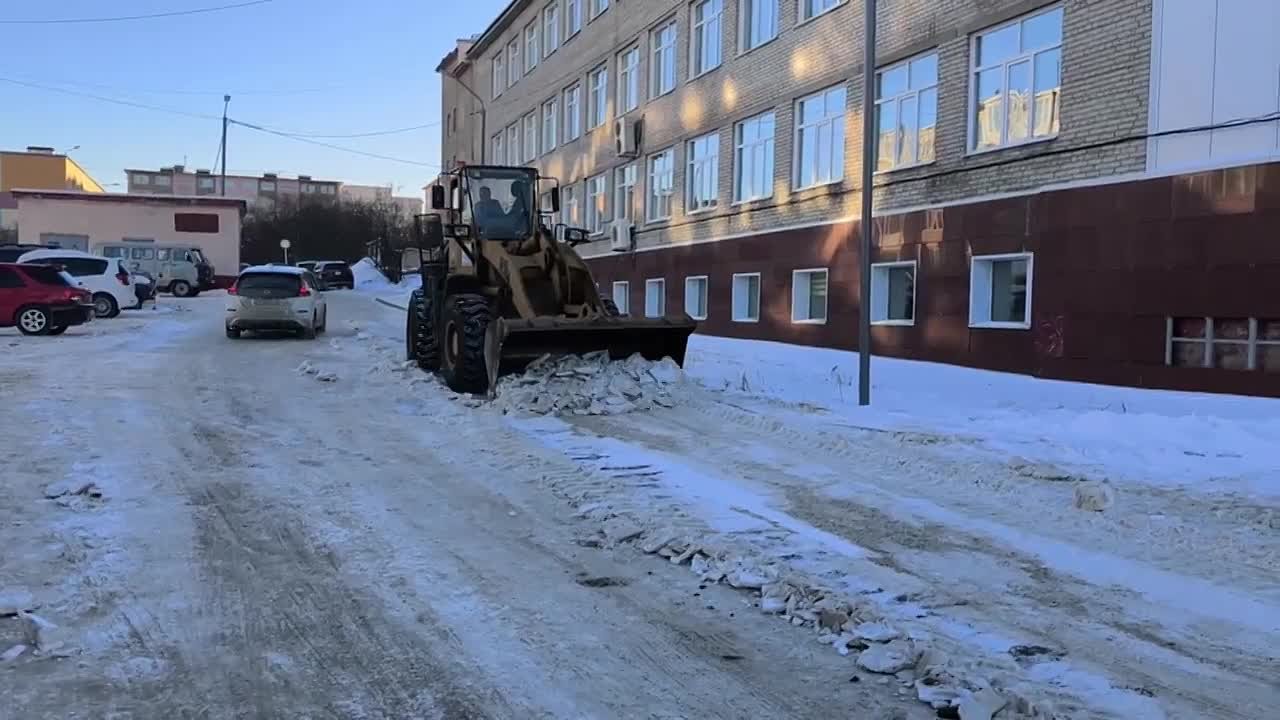 В Магадане 19 ноября техника ГЭЛУД и КЗХ расширяет проезжую часть и тротуары, вывозит снег, ведет противогололедную обработку