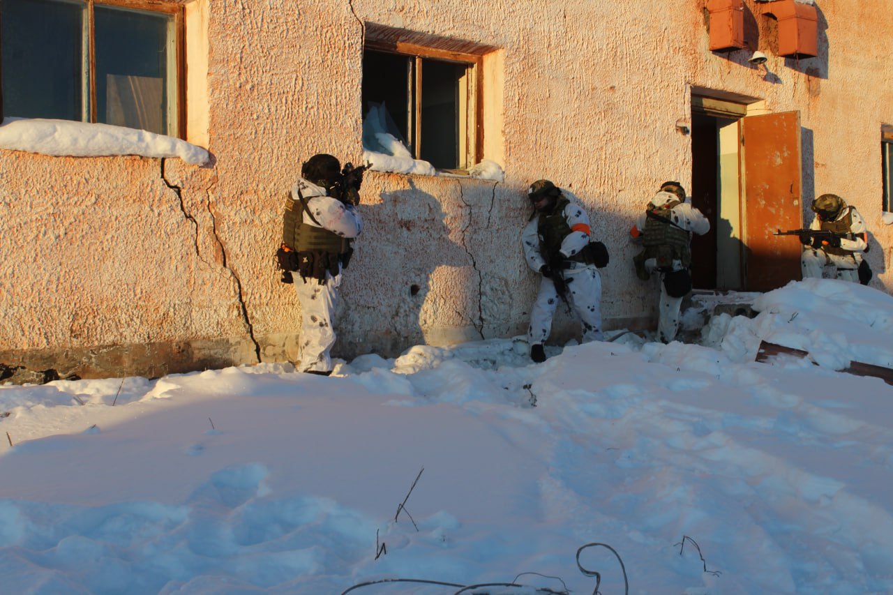 Магаданский ОМОН показал себя на больших учениях в Арктике Магаданский ОМОН показал себя на больших учениях в Арктике