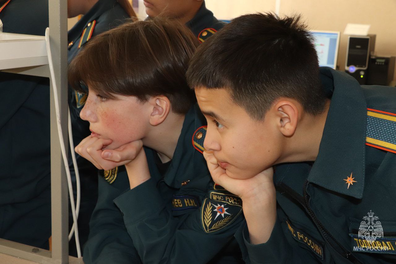 Кадеты МЧС России побывали в гостях у Испытательной пожарной лаборатории Кадеты МЧС России побывали в гостях у Испытательной пожарной лаборатории