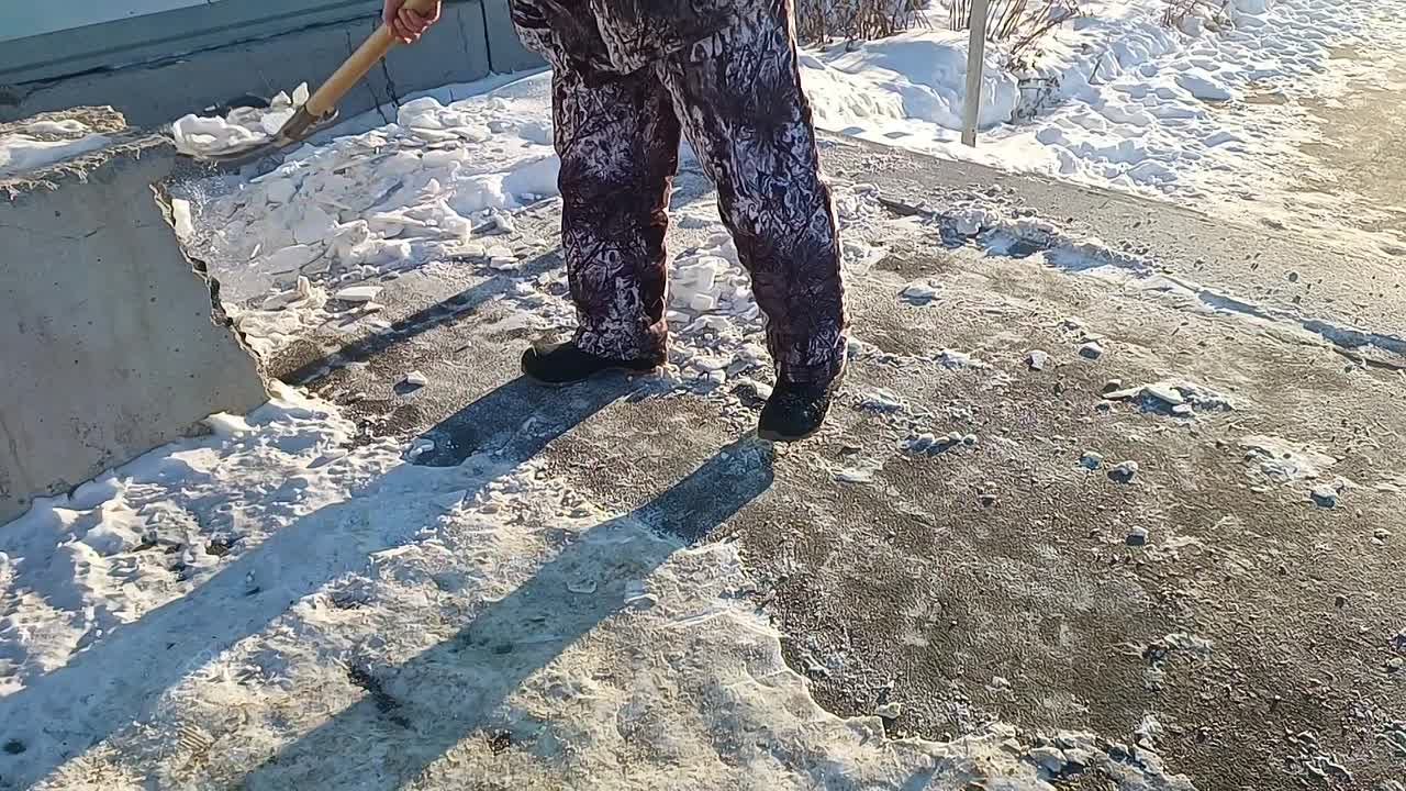 Техника и специалисты Комбината зеленого хозяйства продолжают очистку городских территорий от снега, ведется противогололедная обработка