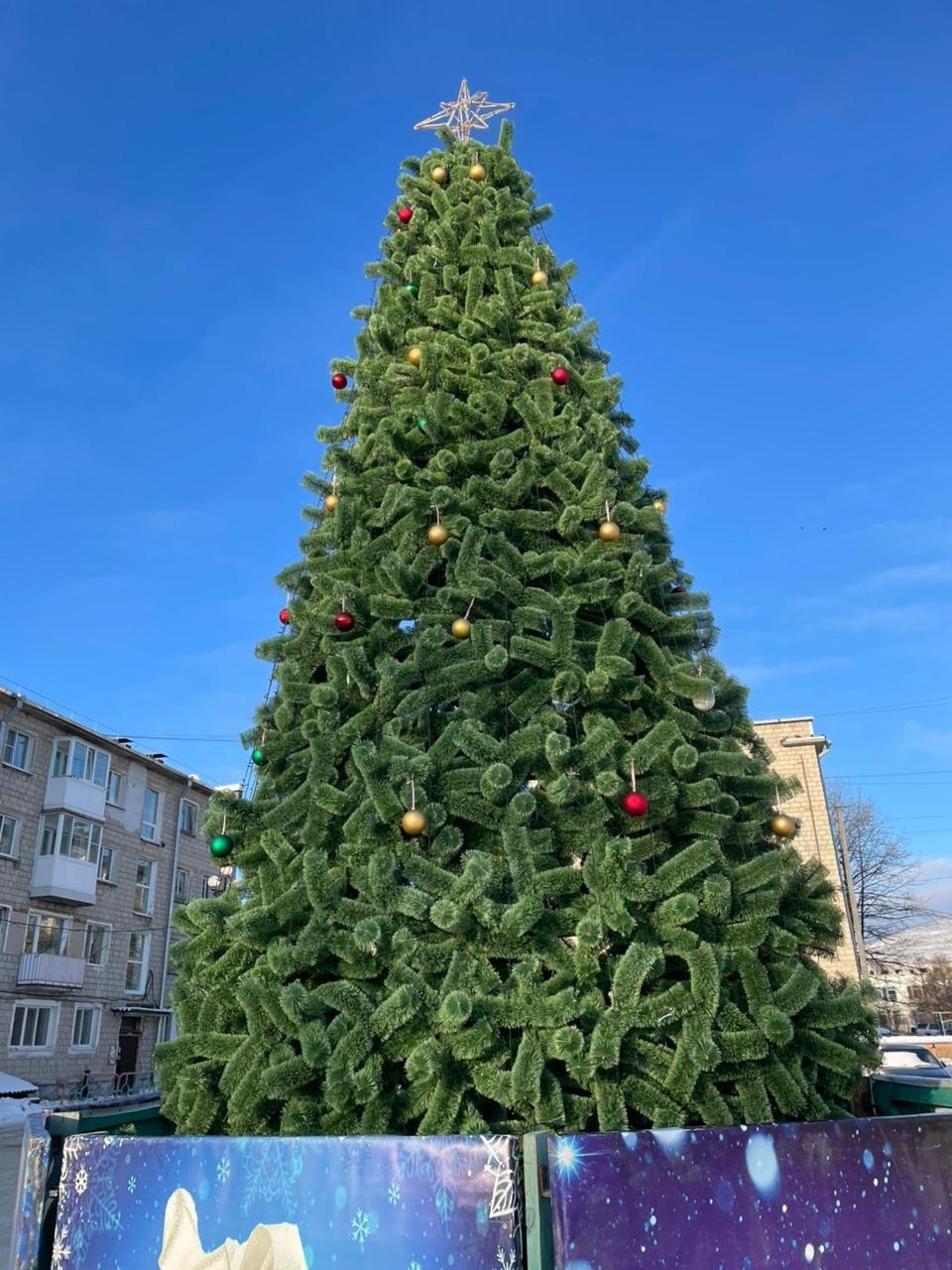 В нескольких районах Магадана уже установлены и украшены главные символы Нового года В нескольких районах Магадана уже установлены и украшены главные символы Нового года
