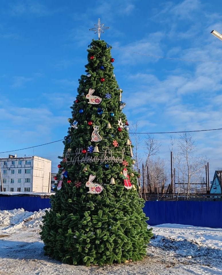 В нескольких районах Магадана уже установлены и украшены главные символы Нового года В нескольких районах Магадана уже установлены и украшены главные символы Нового года
