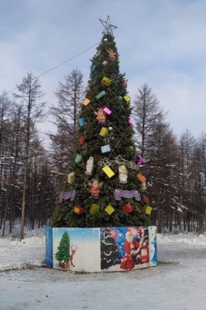 В нескольких районах Магадана уже установлены и украшены главные символы Нового года