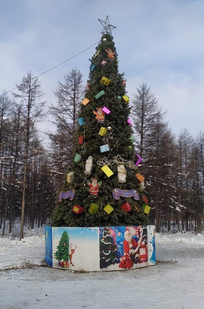 В нескольких районах Магадана уже установлены и украшены главные символы Нового года