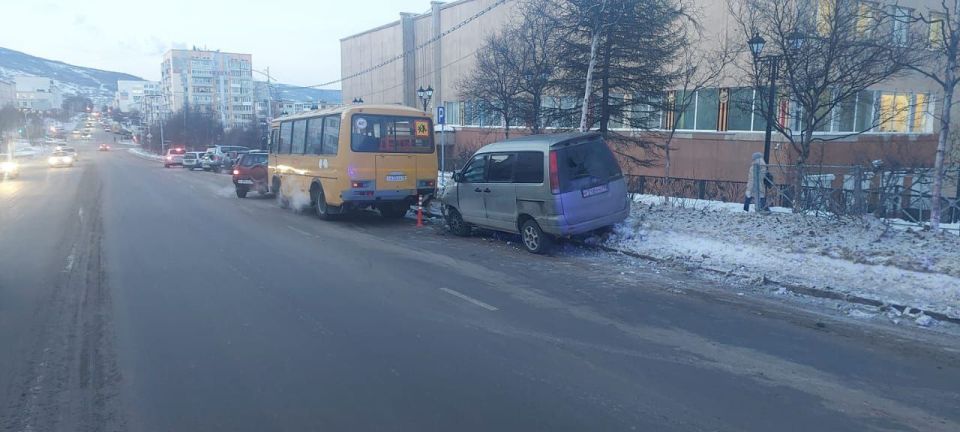 В Магадане госавтоинспекторы выясняют обстоятельства ДТП с автобусом