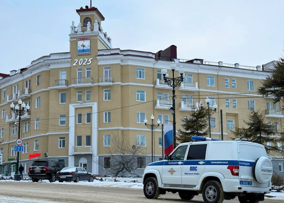 Сотрудники дежурной части ОМВД России по городу Магадану помогли вахтовым работникам, оставшимся на улице без денег