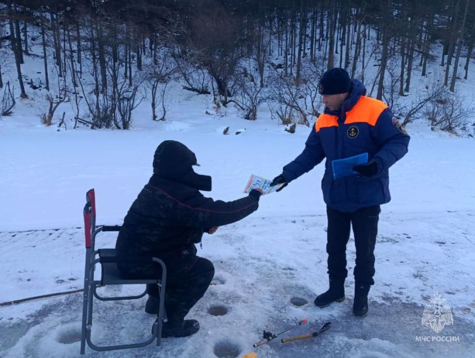 Операция "Тонкий лед". Инспекторы ГИМС проводят профилактические рейды в местах массового выхода на лед отдыхающих и рыбаков