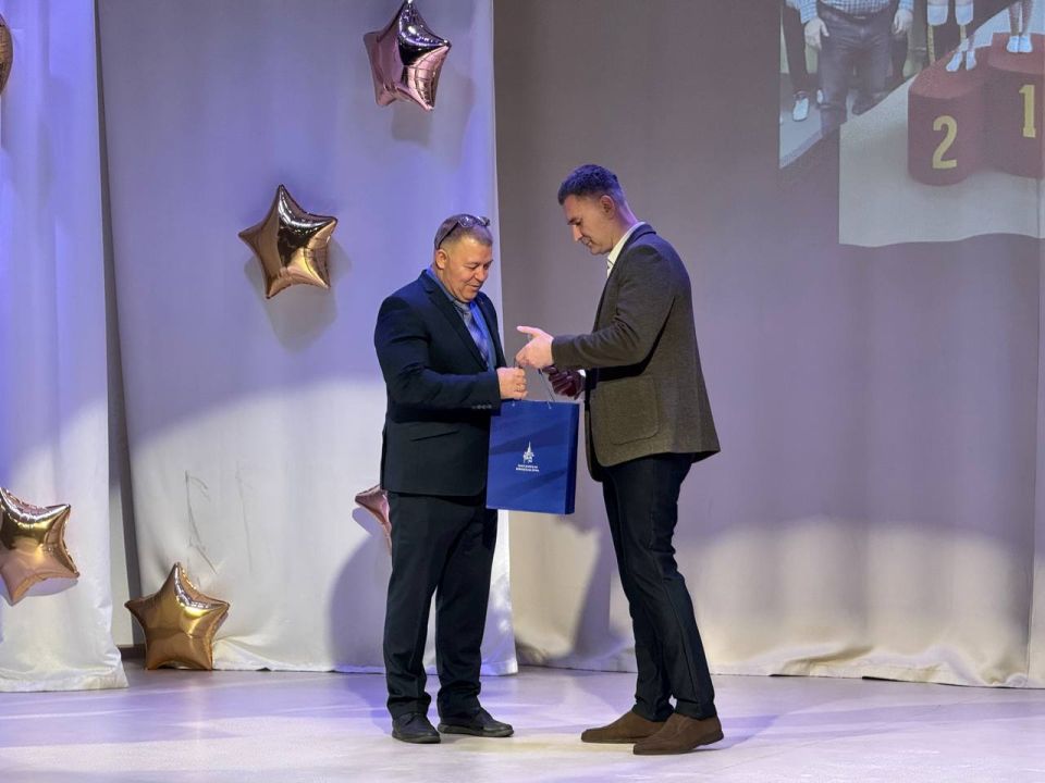 Депутат Магаданской городской Думы Петр Евгеньевич Бурмистров поздравил детско-юношескую спортивную школу №1 с 70-летием юбилеем