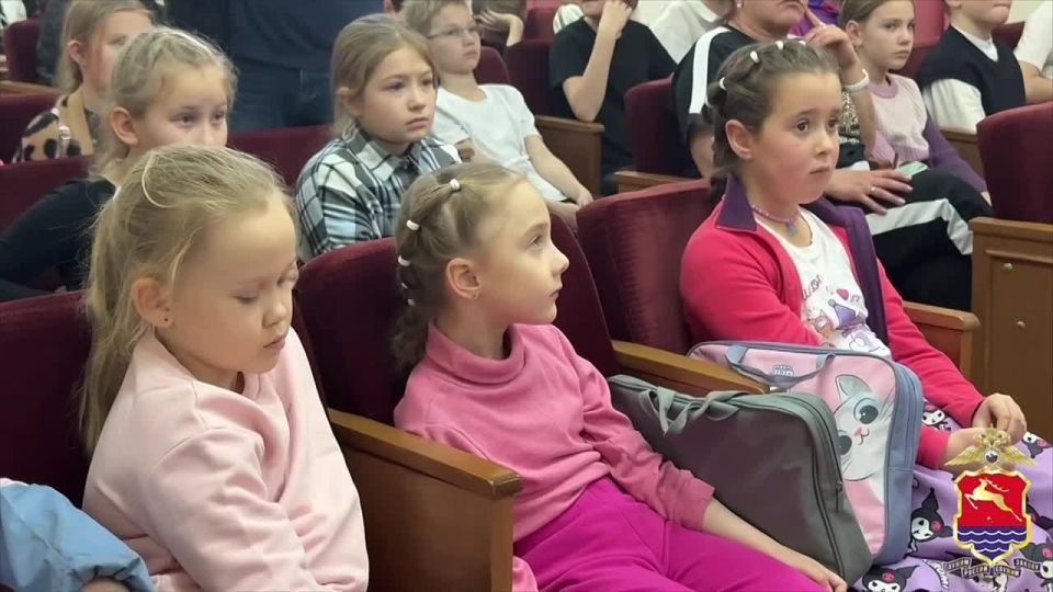 В Магадане в День правовой помощи детям полицейские и общественники организовали для школьников познавательное мероприятие В Магадане в День правовой помощи детям полицейские и общественники пришли в гости к воспитанникам...