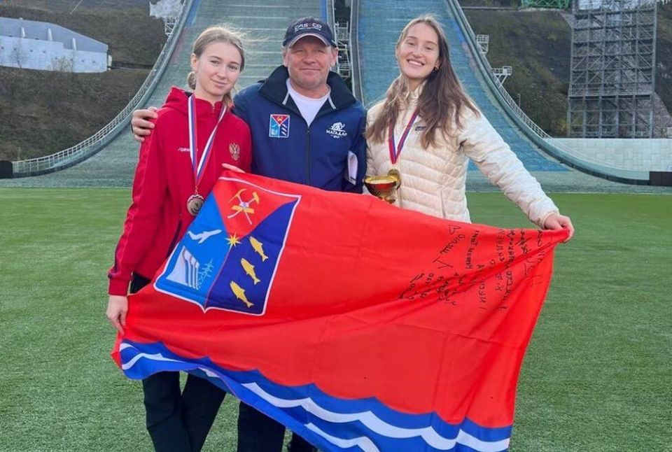 Магаданские летающие лыжницы взяли три медали на открытии зимнего сезона в Сочи