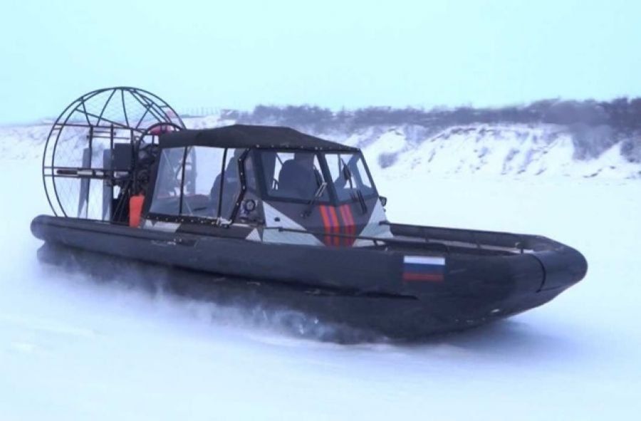 Спасатели подключили аэролодку для эвакуации больной колымчанки через реку Яну