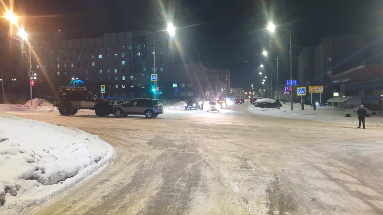 Днём 25 ноября в дежурную группу отдельной специализированной роты дорожно-патрульной службы Госавтоинспекции регионального УМВД поступило сообщение о ДТП напротив дома 1 на площади Космонавтов в Магадане Днём 25 ноября в дежурную группу отдельной специализированной роты дорожно-патрульной службы Госавтоинспекции регионального УМВД поступило сообщение о ДТП напротив дома 1 на площади Космонавтов в Магадане