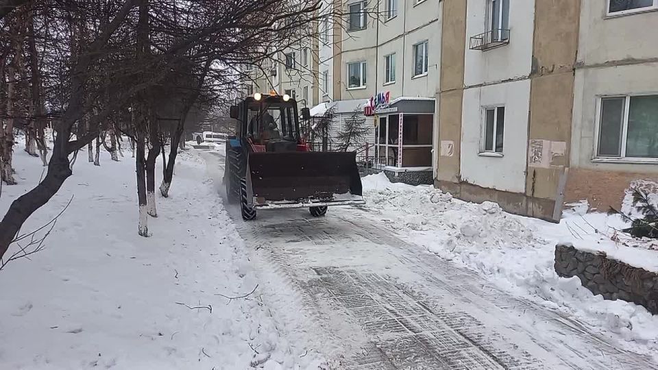 Сегодня в Магадане в связи со снеговывозом на улице Набережной реки Магаданки возможно затруднение проезда автотранспорта