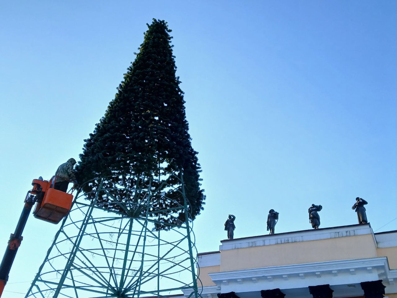 Главную городскую елку устанавливают на Театральной площади Магадана