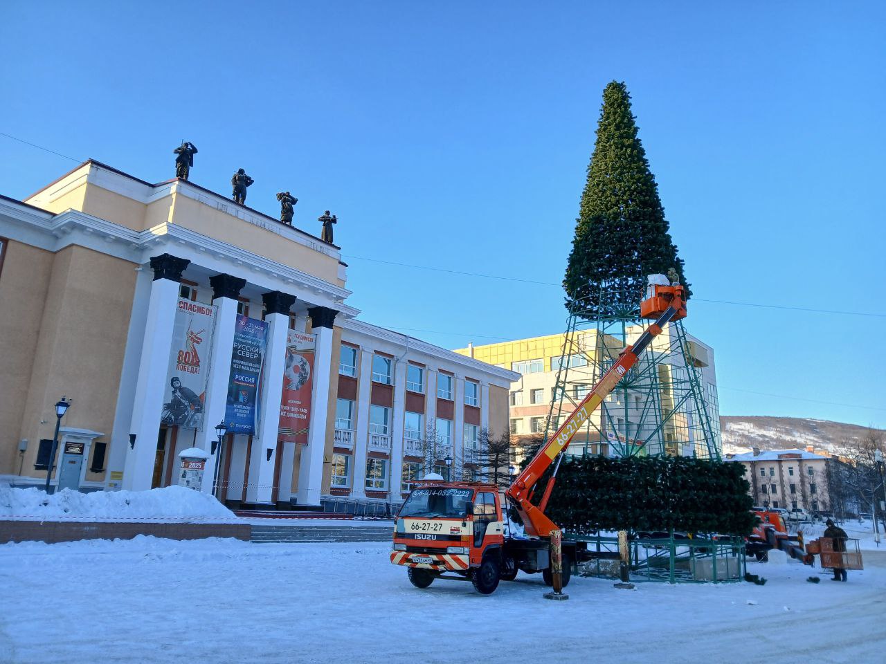 Главную городскую елку устанавливают на Театральной площади Магадана Главную городскую елку устанавливают на Театральной площади Магадана