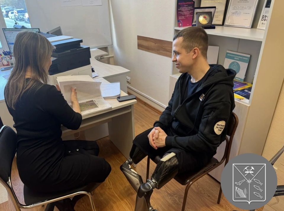 Замминистра строительства, ЖКХ и энергетики Магаданской области Оксана Ионик встретилась с участником программы «СВОи Герои49» Ильей Мараховским