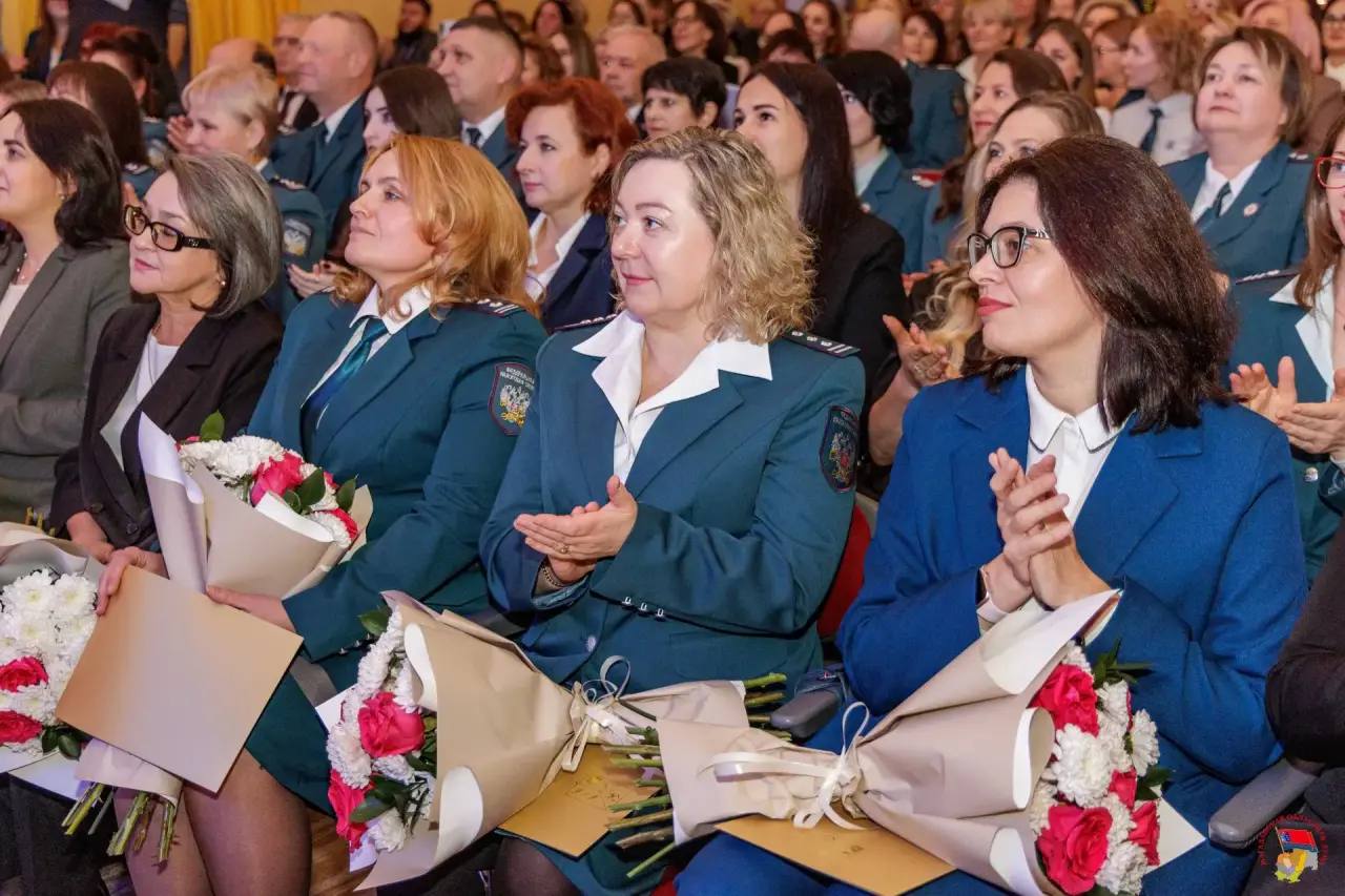 Сергей Носов: На торжественном вечере вручил награды сотрудникам УФНС России по Магаданской области, поблагодарил коллектив за труд Сергей Носов: На торжественном вечере вручил награды сотрудникам УФНС России по Магаданской области, поблагодарил коллектив за труд