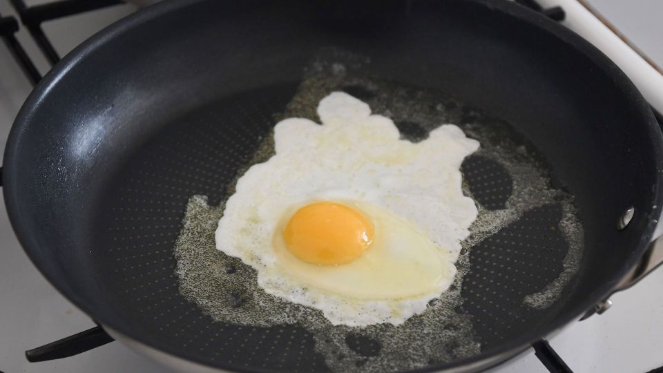 Яичница не пригорит и получится, как на картинке: вот лайфхак от шеф-повара