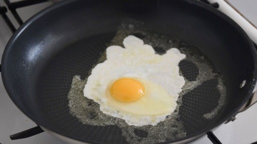 Яичница не пригорит и получится, как на картинке: вот лайфхак от шеф-повара