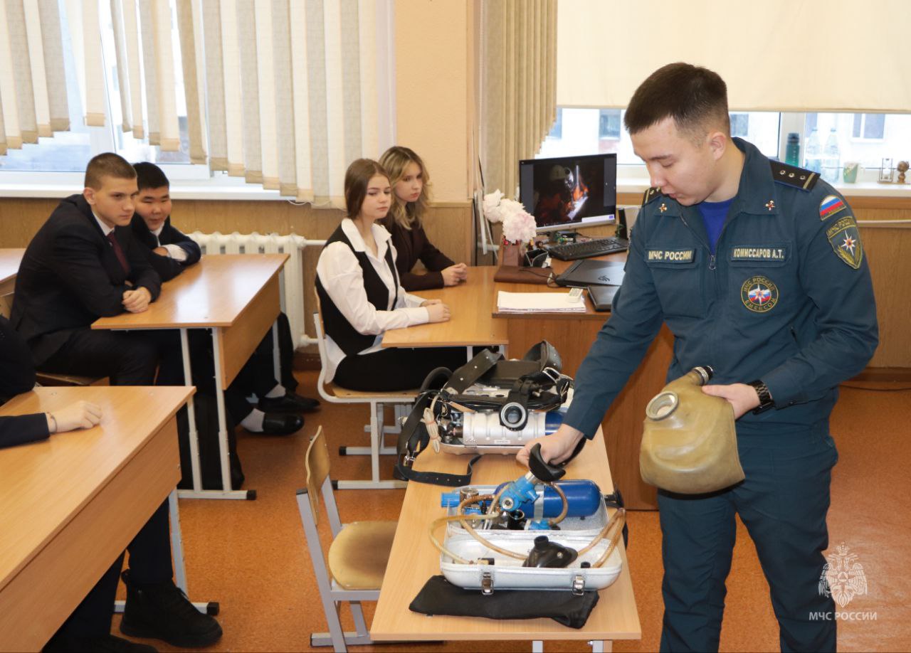 В честь 35-летия МЧС России горноспасатели рассказали магаданским старшеклассникам о своей работе В честь 35-летия МЧС России горноспасатели рассказали магаданским старшеклассникам о своей работе