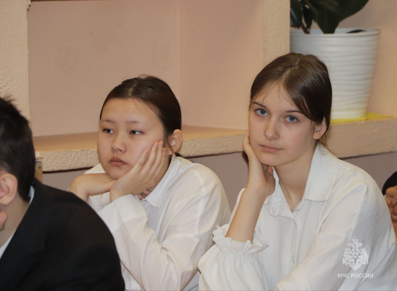 В честь 35-летия МЧС России горноспасатели рассказали магаданским старшеклассникам о своей работе В честь 35-летия МЧС России горноспасатели рассказали магаданским старшеклассникам о своей работе