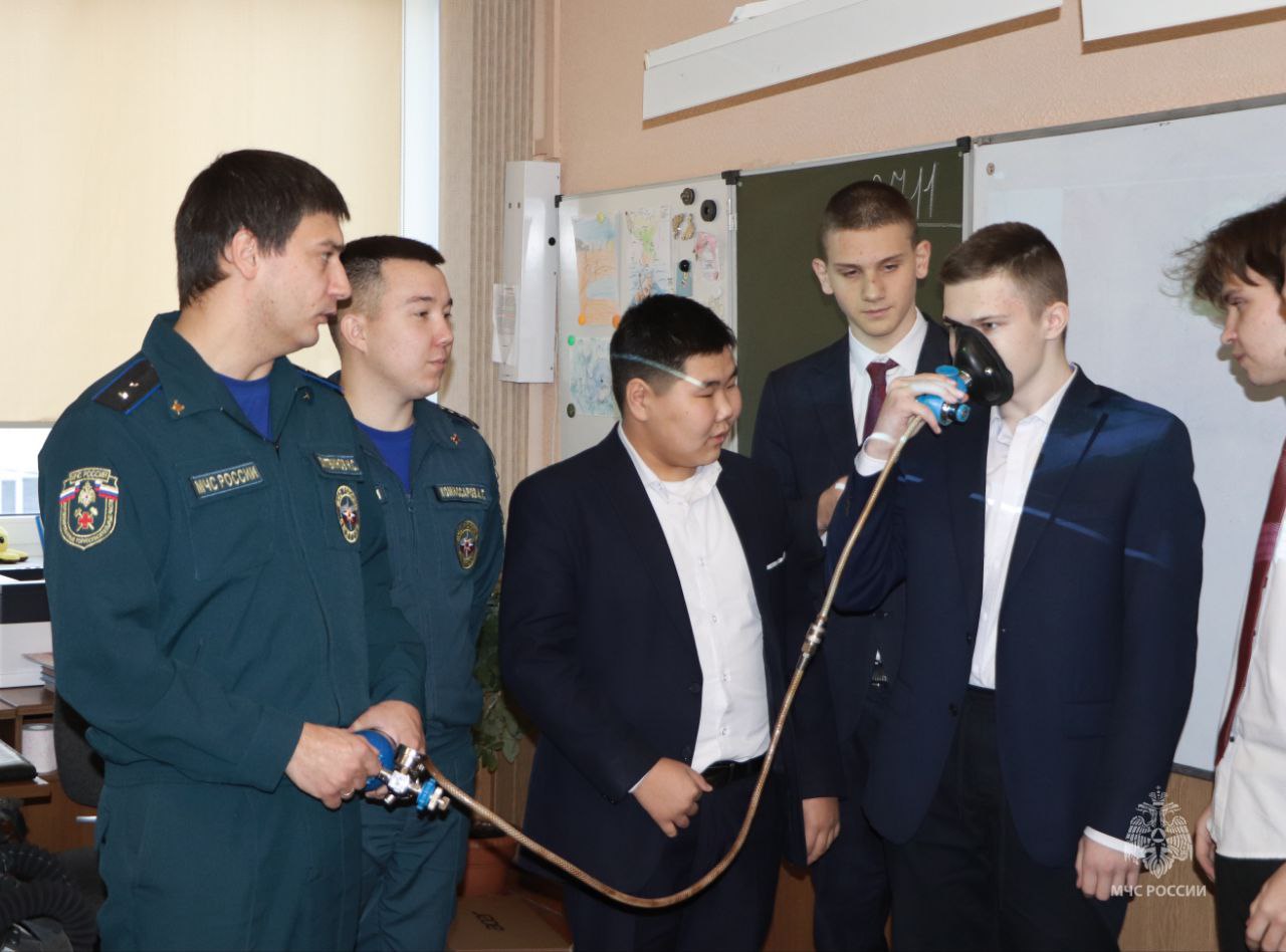 В честь 35-летия МЧС России горноспасатели рассказали магаданским старшеклассникам о своей работе В честь 35-летия МЧС России горноспасатели рассказали магаданским старшеклассникам о своей работе