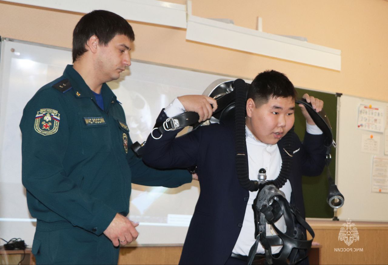В честь 35-летия МЧС России горноспасатели рассказали магаданским старшеклассникам о своей работе В честь 35-летия МЧС России горноспасатели рассказали магаданским старшеклассникам о своей работе