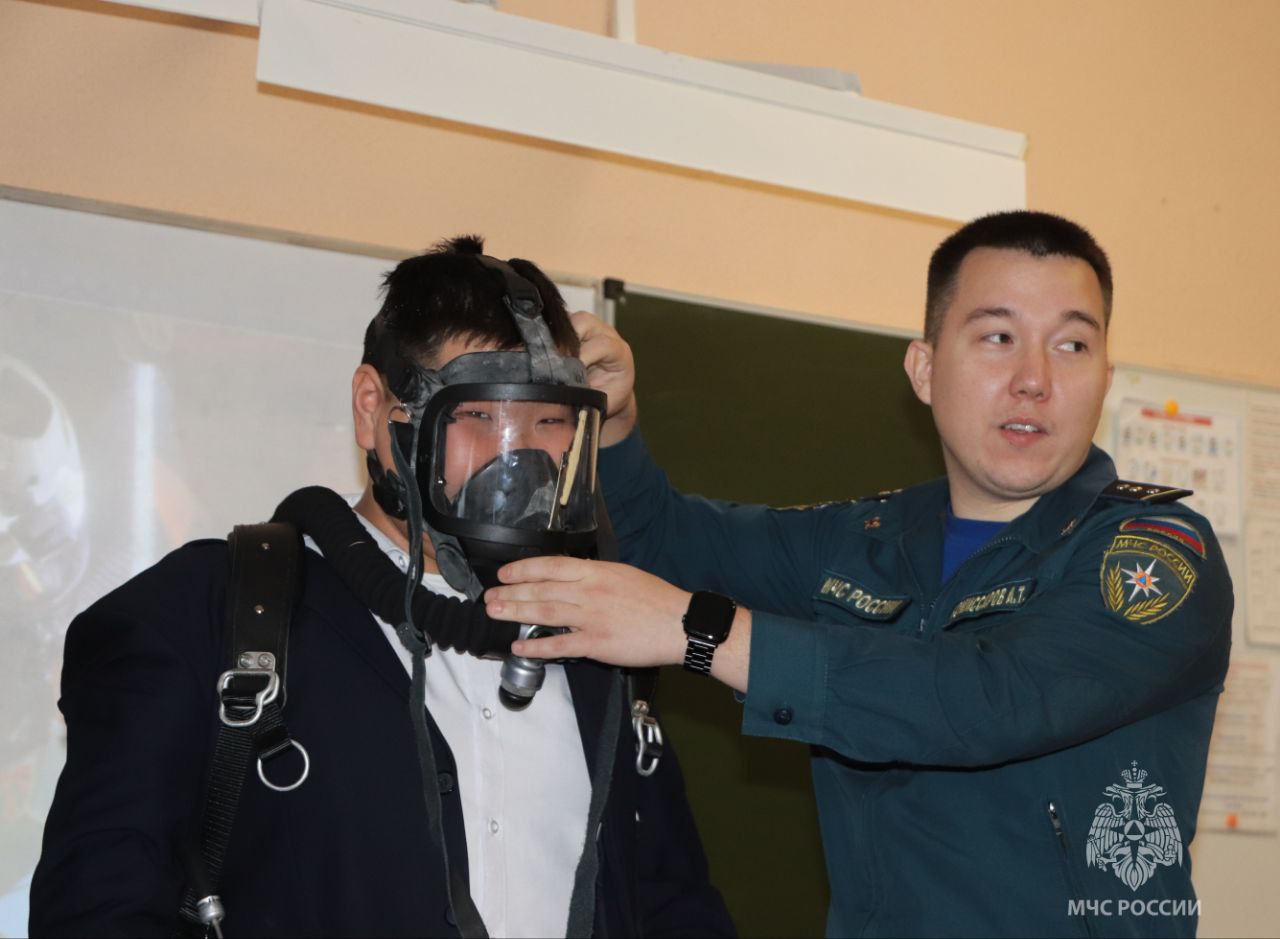 В честь 35-летия МЧС России горноспасатели рассказали магаданским старшеклассникам о своей работе В честь 35-летия МЧС России горноспасатели рассказали магаданским старшеклассникам о своей работе