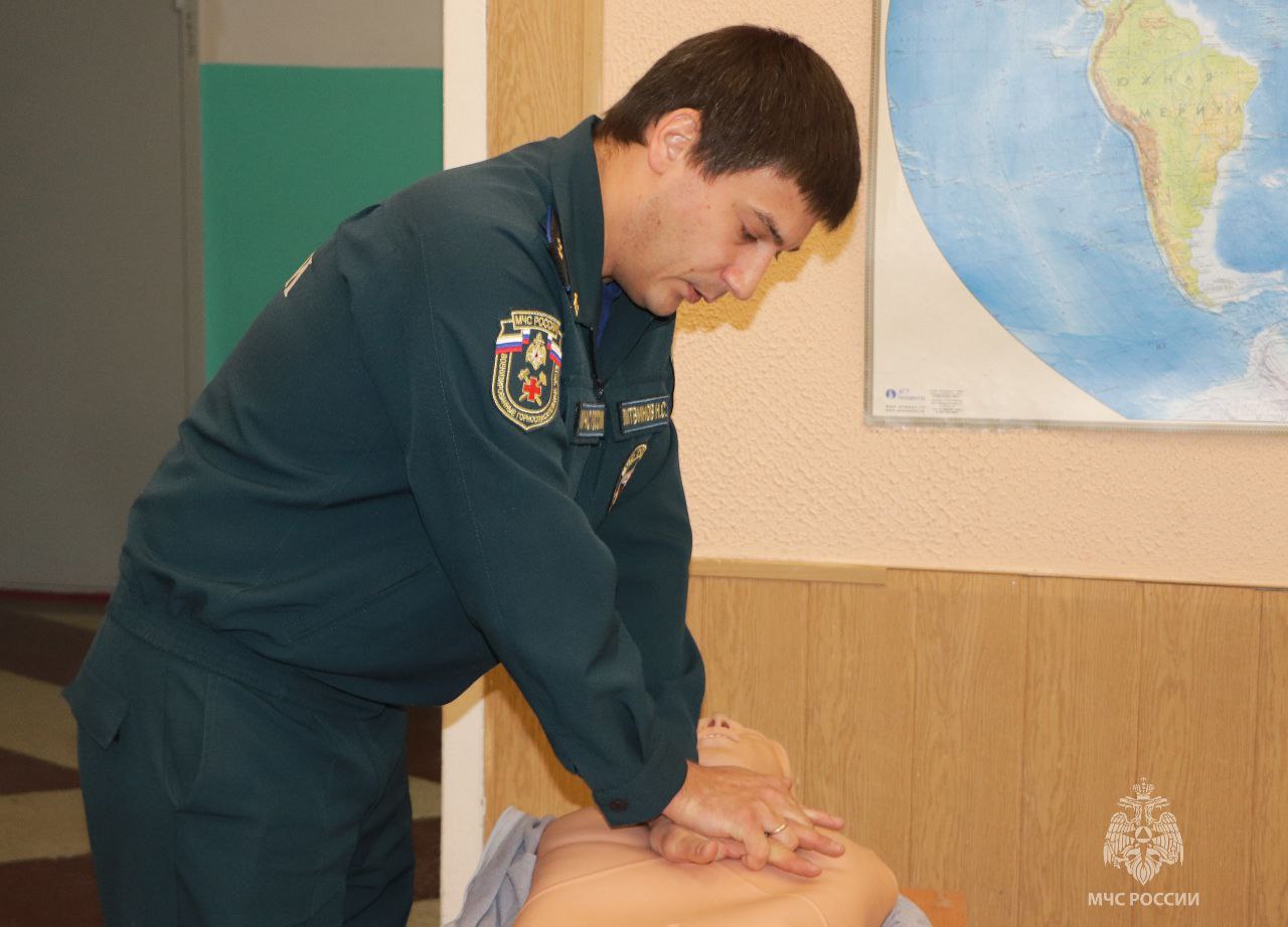 В честь 35-летия МЧС России горноспасатели рассказали магаданским старшеклассникам о своей работе В честь 35-летия МЧС России горноспасатели рассказали магаданским старшеклассникам о своей работе