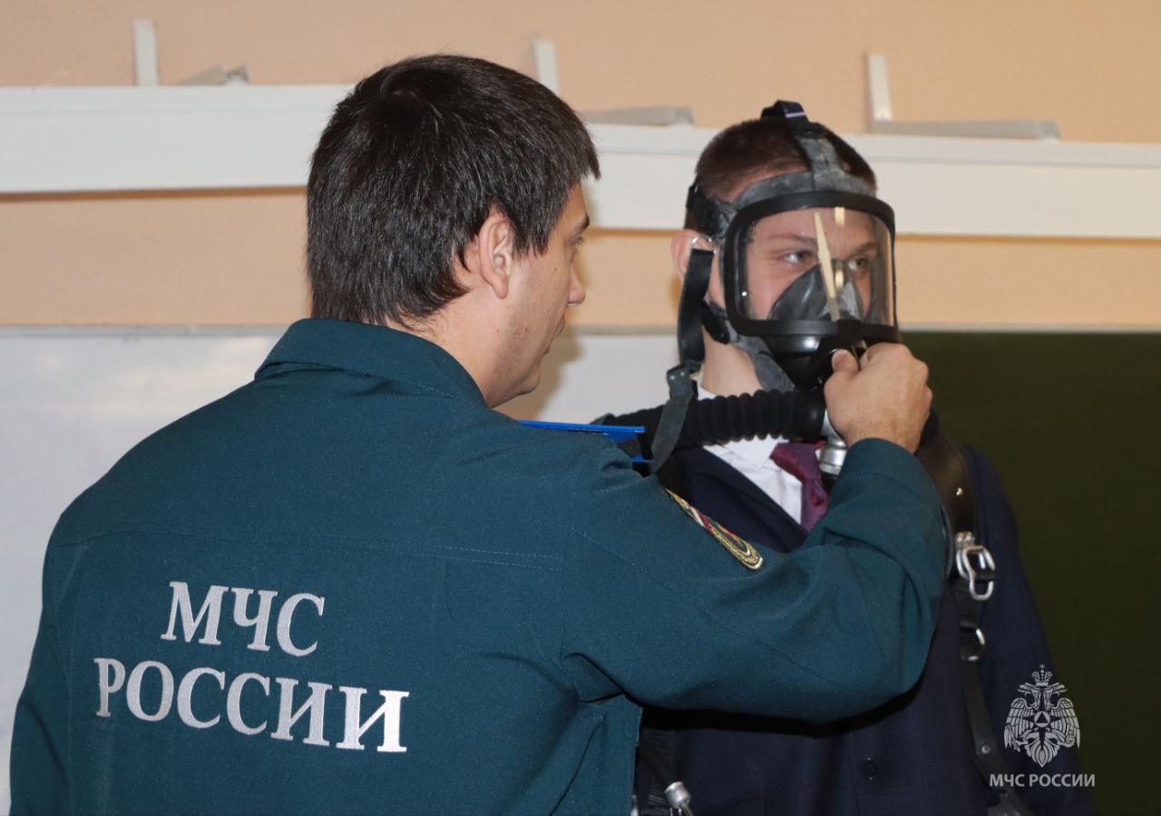 В честь 35-летия МЧС России горноспасатели рассказали магаданским старшеклассникам о своей работе В честь 35-летия МЧС России горноспасатели рассказали магаданским старшеклассникам о своей работе