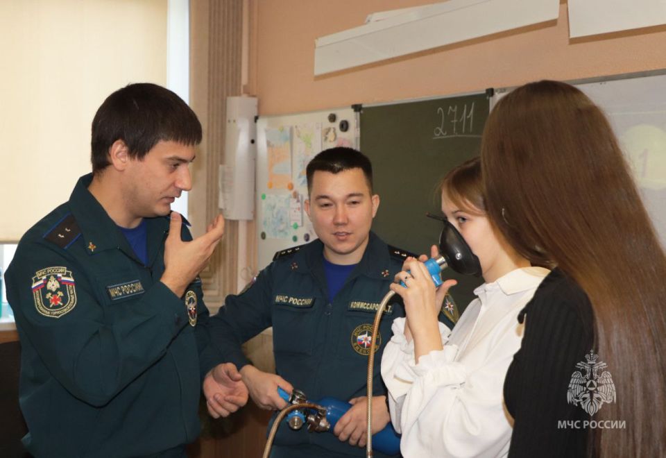 В честь 35-летия МЧС России горноспасатели рассказали магаданским старшеклассникам о своей работе