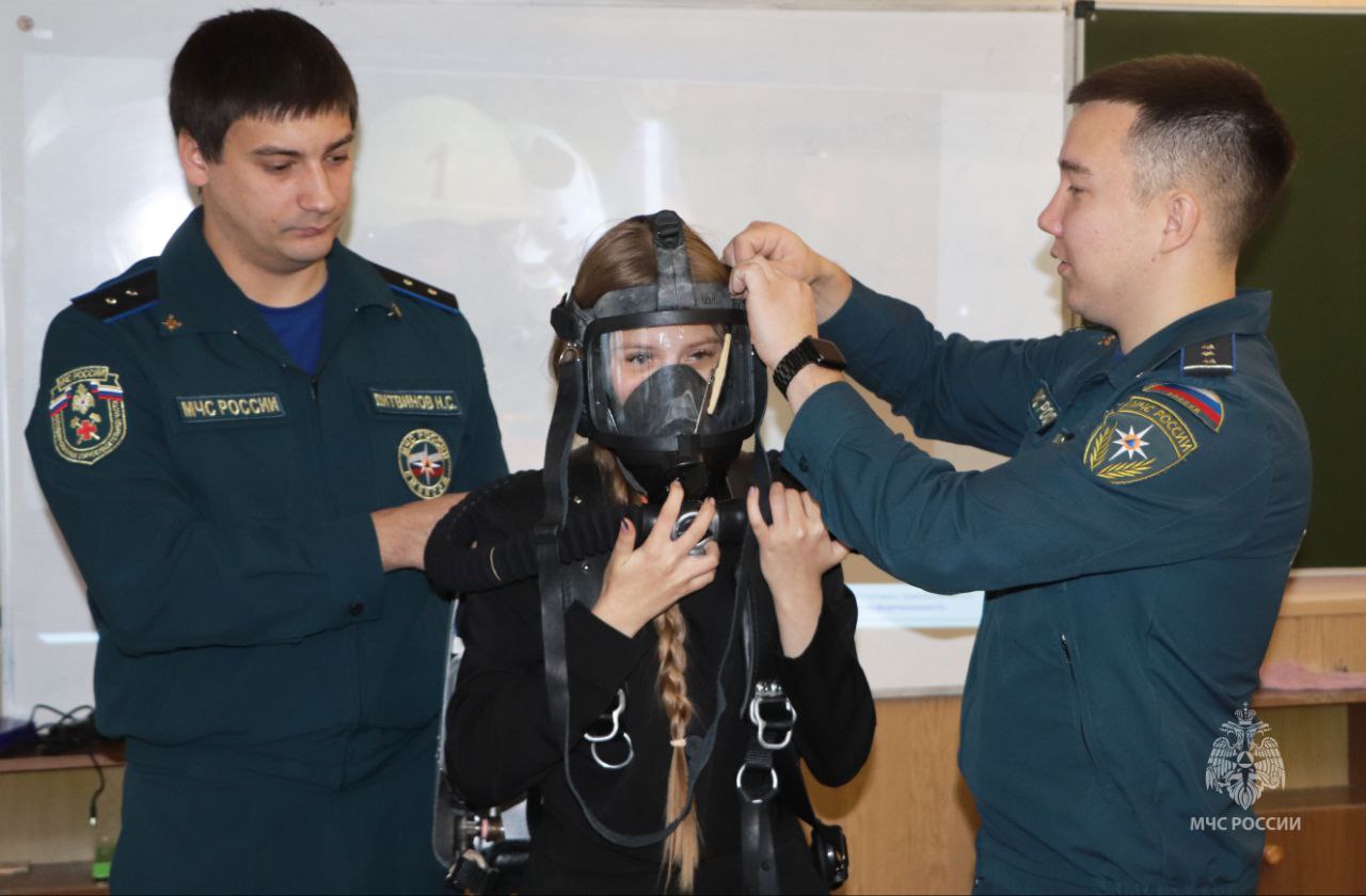 В честь 35-летия МЧС России горноспасатели рассказали магаданским старшеклассникам о своей работе В честь 35-летия МЧС России горноспасатели рассказали магаданским старшеклассникам о своей работе