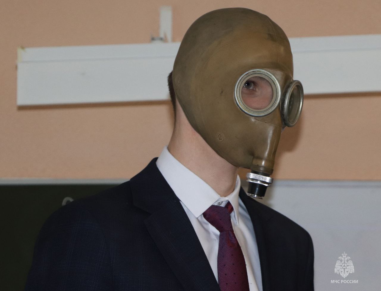 В честь 35-летия МЧС России горноспасатели рассказали магаданским старшеклассникам о своей работе В честь 35-летия МЧС России горноспасатели рассказали магаданским старшеклассникам о своей работе