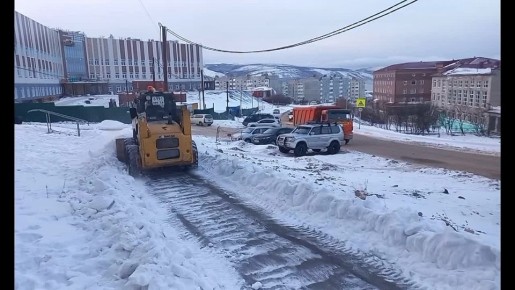 В Магадане 28 ноября техника ГЭЛУД и КЗХ расширяет проезжую часть и тротуары, вывозит снег, ведет противогололедную обработку