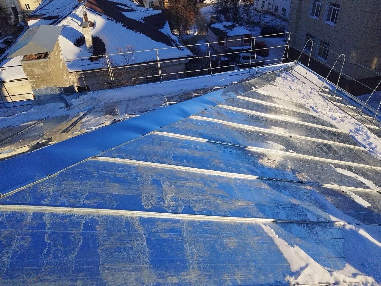 В рамках региональной программы капитального ремонта многоквартирных домов на территории Магаданской области осуществлен капремонт крыши дома по адресу: г. Магадан, ул. Портовая, д. 5 В