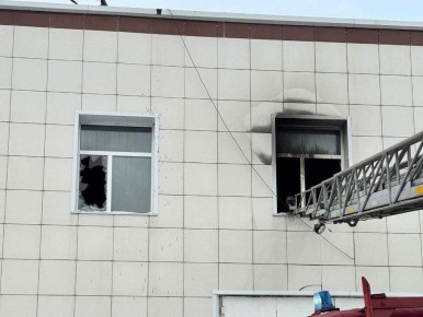 Мужчину с ожогами спасли из горящего кабинета в Магадане