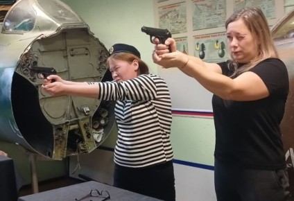 Мамы и их дети посоревновались в стрельбе и метании гранат в Магадане