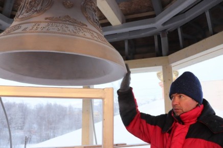 Именные автоматизированные колокола установили в новой церкви Усть-Омчуга