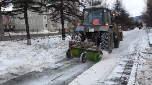 Сегодня, 3 декабря в Магадане на снегоуборку вышла коммунальная техника, а также рабочие ручного труда