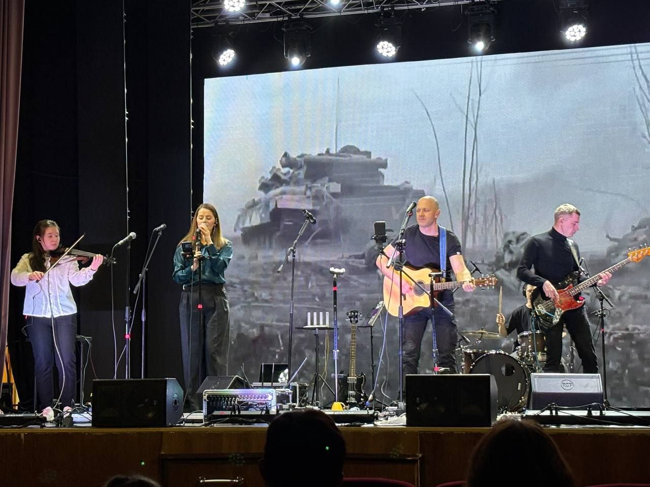 В Молодежном центре "Вышка" при поддержке «Федерации пейнтбола Магаданской области» и «Боевого братства» состоялся благотворительный концерт в поддержку российских бойцов СВО В Молодежном центре "Вышка" при поддержке «Федерации пейнтбола Магаданской области» и «Боевого братства» состоялся благотворительный концерт в поддержку российских бойцов СВО