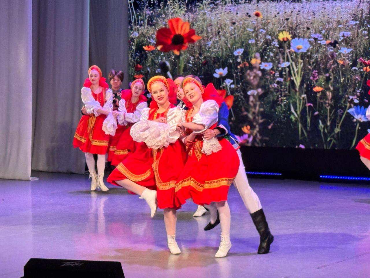 Первый заместитель председателя Магаданской городской Думы поздравил дворец детского юношеского творчества с 85-летием Первый заместитель председателя Магаданской городской Думы поздравил дворец детского юношеского творчества с 85-летием