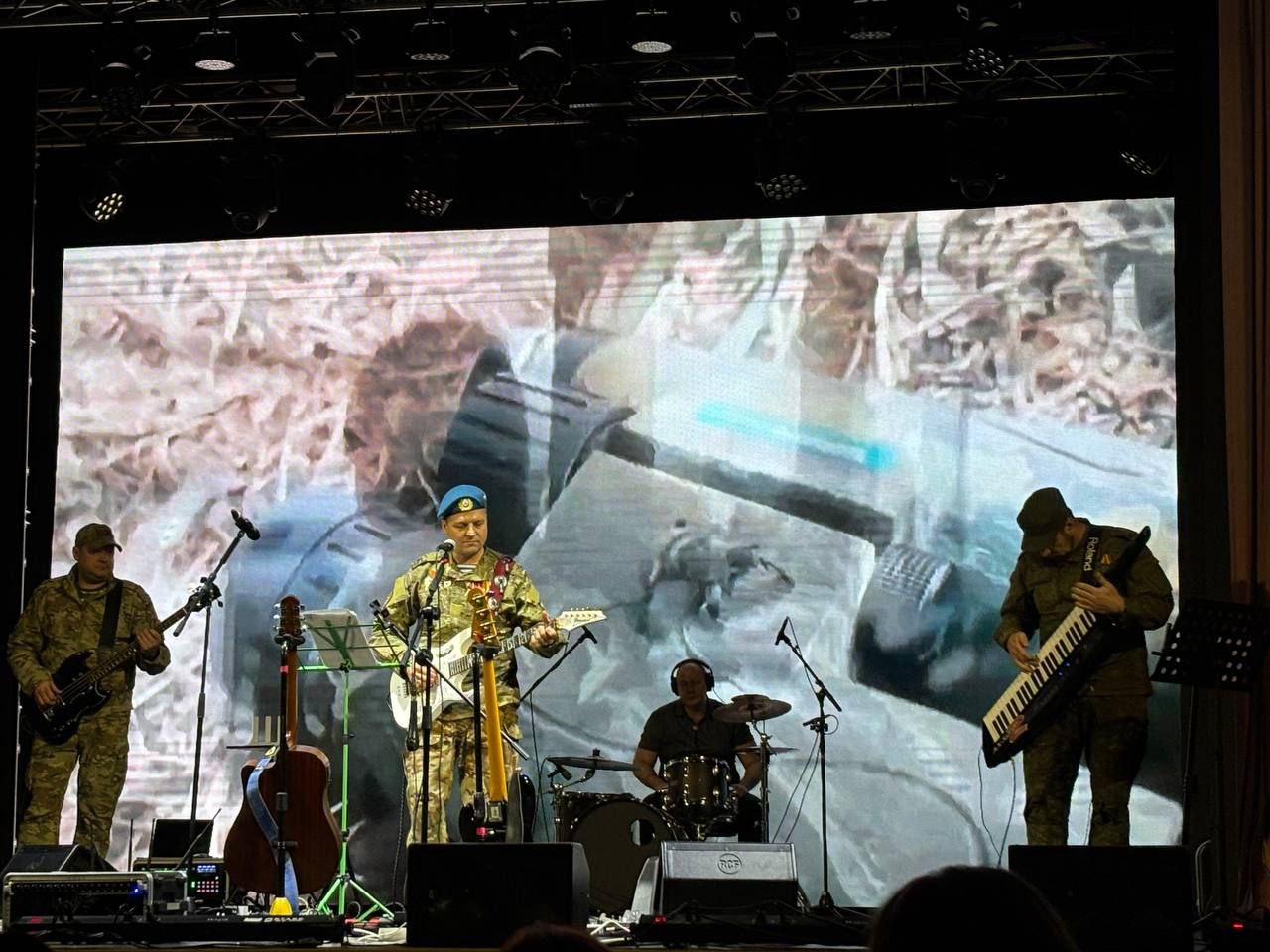 В Молодежном центре "Вышка" при поддержке «Федерации пейнтбола Магаданской области» и «Боевого братства» состоялся благотворительный концерт в поддержку российских бойцов СВО В Молодежном центре "Вышка" при поддержке «Федерации пейнтбола Магаданской области» и «Боевого братства» состоялся благотворительный концерт в поддержку российских бойцов СВО