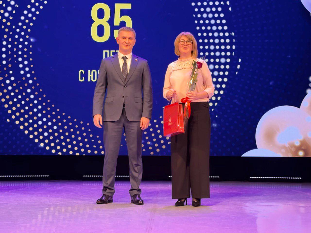 Первый заместитель председателя Магаданской городской Думы поздравил дворец детского юношеского творчества с 85-летием Первый заместитель председателя Магаданской городской Думы поздравил дворец детского юношеского творчества с 85-летием