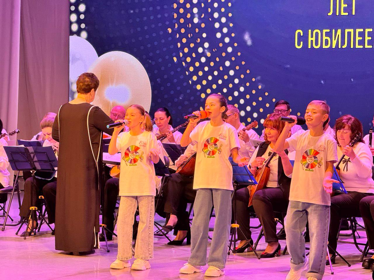 Первый заместитель председателя Магаданской городской Думы поздравил дворец детского юношеского творчества с 85-летием Первый заместитель председателя Магаданской городской Думы поздравил дворец детского юношеского творчества с 85-летием