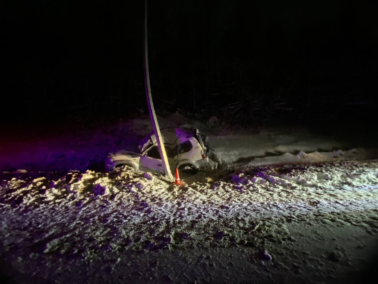 Нетрезвая магаданка выехала на трассу и влетела в фонарный столб Нетрезвая магаданка выехала на трассу и влетела в фонарный столб