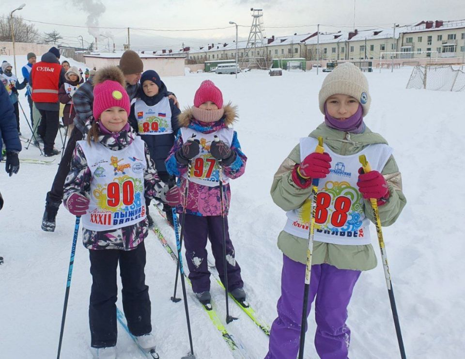 Семейные соревнования лыжников провели в Магадане