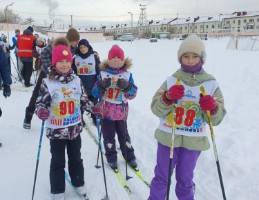 Семейные соревнования лыжников провели в Магадане