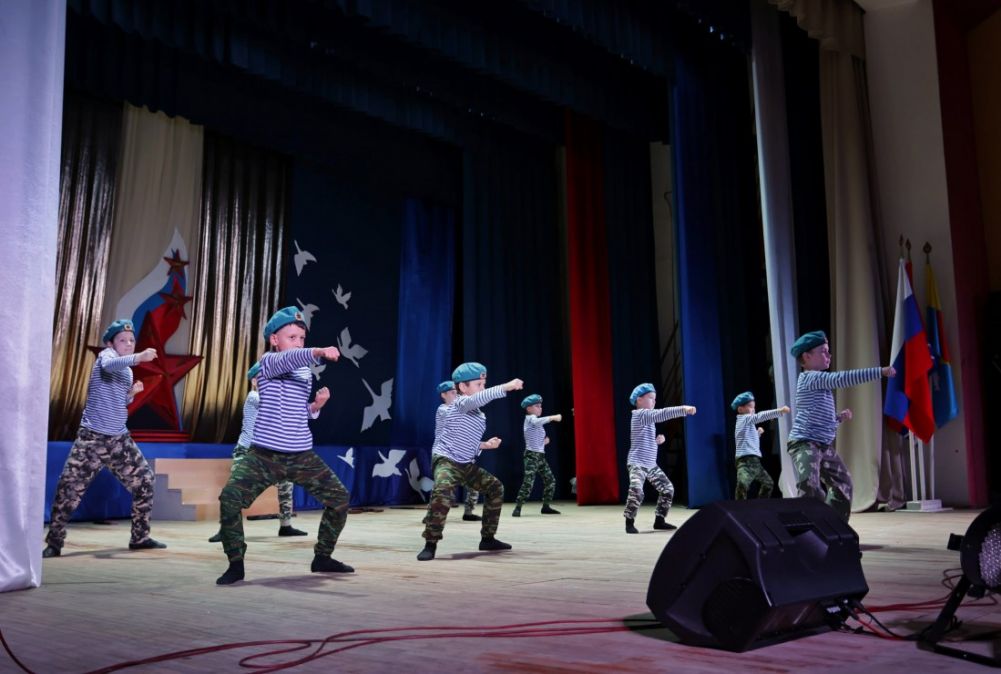 Благотворительную ярмарку и большой концерт посвятили защитникам Отечества в колымской Оле