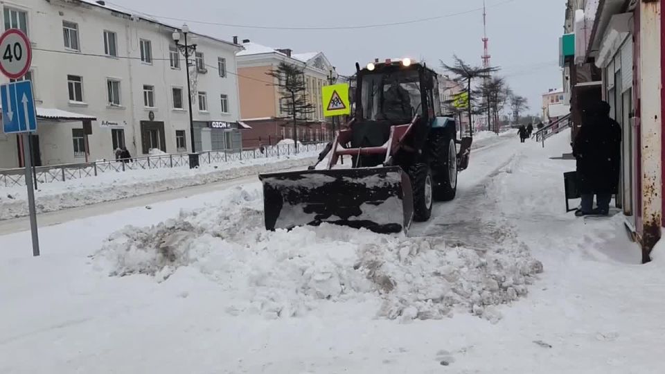 Уже несколько дней областной центр находится во власти снежного циклона, однако городские дорожные службы в усиленном режиме уверенно устраняют последствия снегопада